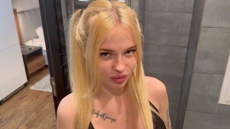 ミス・ラストが電話に出ます