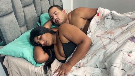 一緒に目覚めて、すぐに自分のペニスが彼女のお尻に押し付けられるのを感じる
