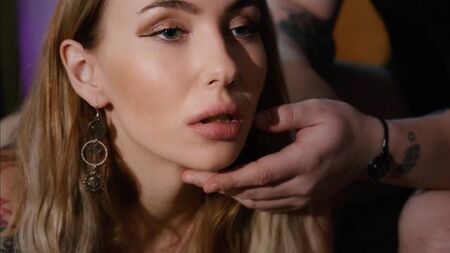 私が気絶して横たわっている間に、彼女の腰がエンジンをかける