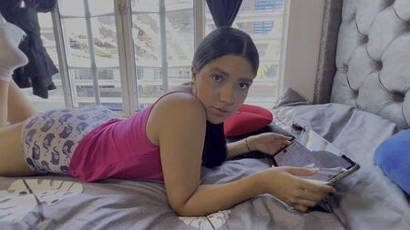 彼女は枕に顔を埋めて、自制心を失ってしまった