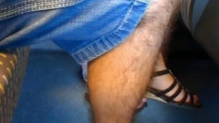 彼の手でスカートの下の女性に登り、指で膣を押しつぶし始めました