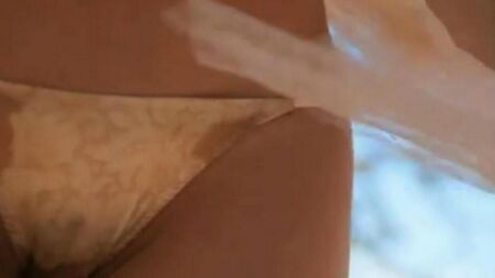 美しいアジア人がショーのために彼女の猫を置くことにしました