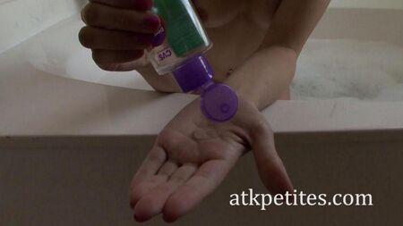 トイレに座っている男を吸う