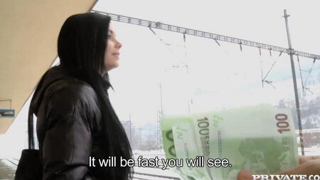 ブルネットはお金のためにセックスに同意しました
