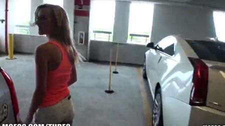 車の中の車の中で金髪のセックス