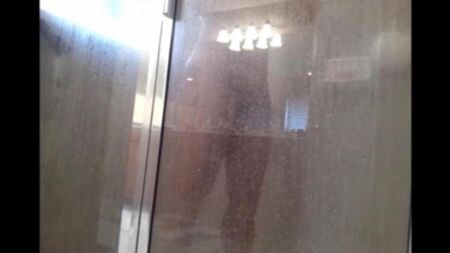 男がシャワーで洗うと隠されたカメラが撃ちます