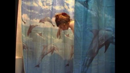 バスルームに隠されたカメラを設置し、ビデオで彼の裸の妻を撃った