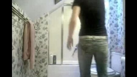 トイレの隠されたカメラは私が必要なものを捕まえました