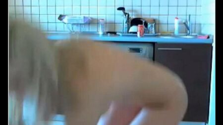 若い人はビデオチャットでヴァージンを自慰します