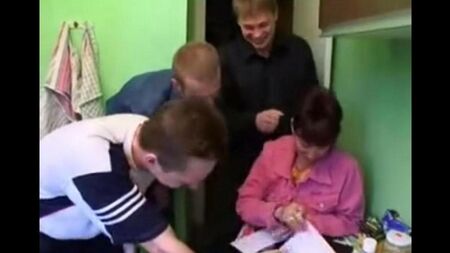 ロシアの母親と3人の男が同時に