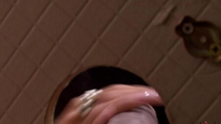 美しさはトイレの穴からペニスを吸う