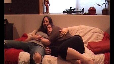 隣人はすべてのポーズで私の妹を強化しました