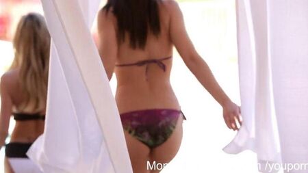 女の子は男が母親をファックするのを見ます
