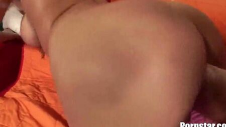 彼女は男と一緒に吸って飲み込んだ