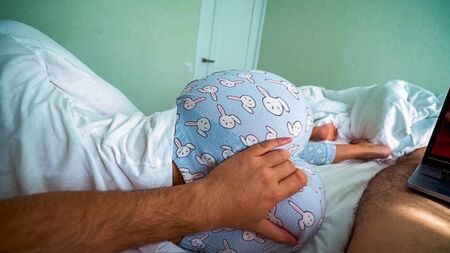 ポルノを見るのは確かに便利ですが、性交する方が楽しいです！