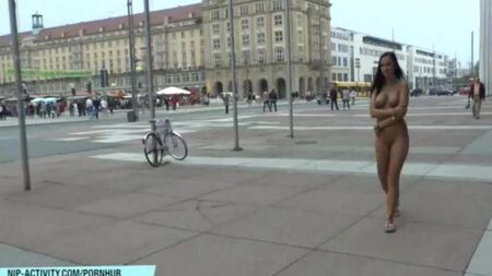 裸のひよこは街の通りを歩いています