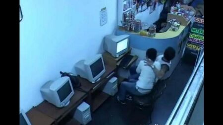インターネットカフェのウェブカメラ