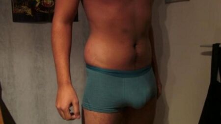 男性が精子を過剰に味わうことで彼のパンツにまっすぐに撃ちます