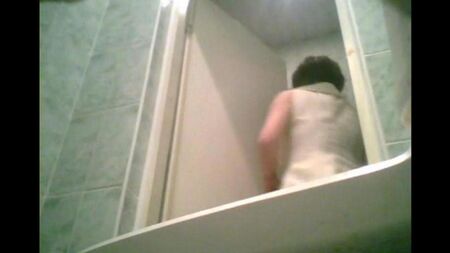 卒業生と一緒にトイレに隠されたカメラ