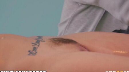 マッサージ後、彼女はアナルセックスを試さなければなりませんでした