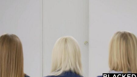 3人の学生が黒人のメンバーに奉仕します