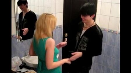ブロンドはトイレで吸ってファックします