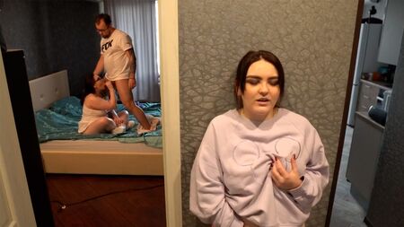 彼らはそこで性交し、私の女は興奮しています