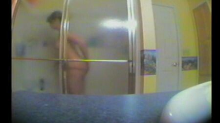 姉妹は隠れたセルについて知らずにシャワーを浴びます