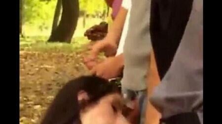 4人が攻撃され、通りのすぐ上のすべての穴にレイプされました