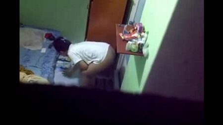 ホステルの女性の部屋に設置された隠されたカメラ