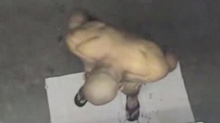 シャワーの隠されたカメラは裸の男を示しました