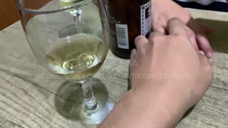 大人の美しさは少しワインを飲み、セックスを望んでいます