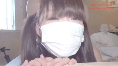 アジアのブルネットは彼の顔に座るのが大好きです