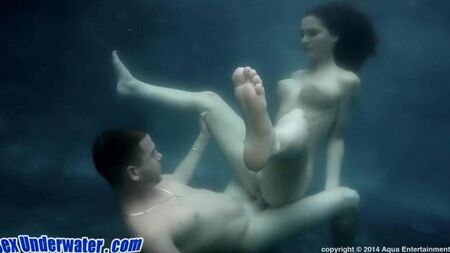 美しいブルネットと水中
