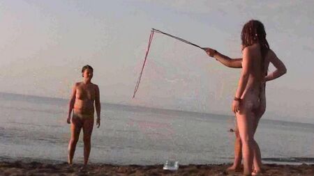 ビーチでの裸の遊び