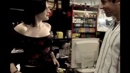 カウンターの後ろのセールスウーマンとのクイックセックス