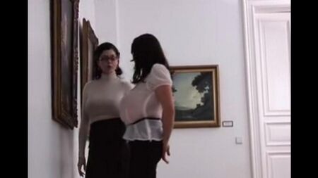 博物館の2人のレズビアンの大きなおっぱい