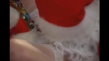 サンタクロースはクリスマスツリーの下にあるストッキングでセクシーな雪の乙女を犯しました