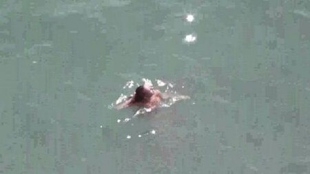 海で裸のペア
