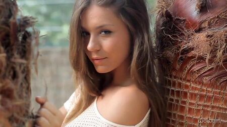 若いロシアの美しさはストリップを演奏します