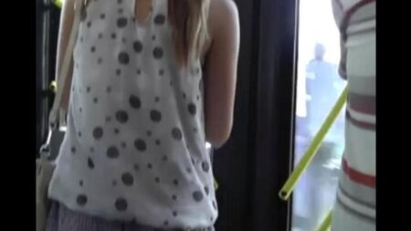 バスで私はスカートで女の子のパンティーを脱いだ