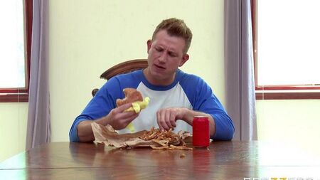 夫は妻がキュウリとして自分自身をファックするのを見ています