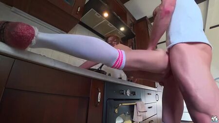 キッチン中での激しいセックス、最後は中出し [オールセックス、ハードコア、ブロ