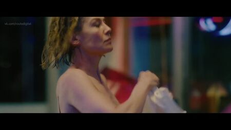 ロザムンド・パイクのヌード（透けシーン） - 『アイ・ケア・ア・ロット』（2020）HD 1080p オンライン視聴 / ロザムンド・パイク - 『アイ・ケア・ア・ロット』