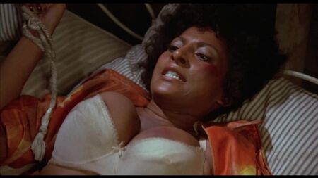パム・グリアのヌードシーン - 『フォクシー・ブラウン』（1974年）HD 1080p