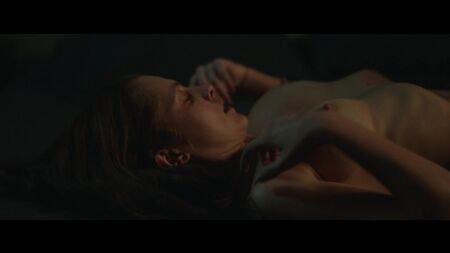 テレサ・パーマーのヌード＆セクシーシーン - 『ベルリン・シンドローム』（2017年）HD 1080p