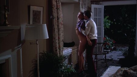 レベッカ・デ・モーネイのフルヌード（陰部露出）と短いセックスシーン - 『リスク・ビジネス』（1983年）HD1080p