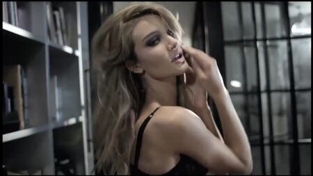 ロージー・ハンティントン＝ホワイトリー（Rosie Huntington-Whiteley）、エージェント・プロヴォカトゥールのランジェリーを着用（2008年） eng