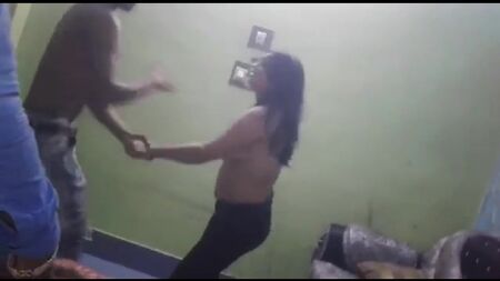デシ系の女の子が2人の男の子とヌードダンスを踊る