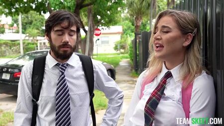学生たちがデート中にセックスをする。Blake Blossom、Nade Nasty出演のポルノ動画